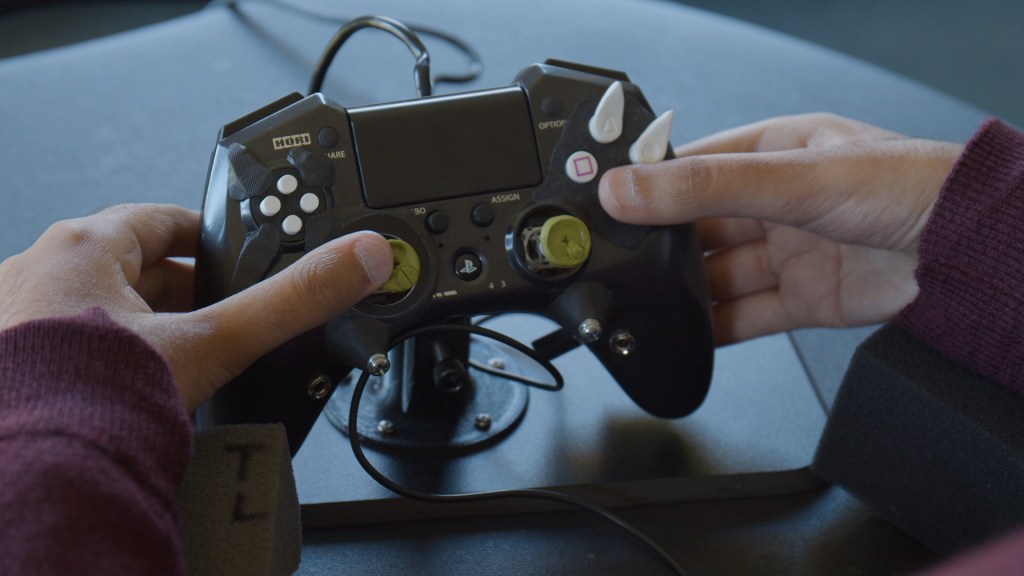 I'm using the custom controller to aim and move into cover by pressing 'X' in Mass Effect 3.